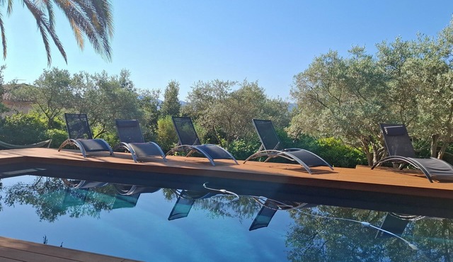 House/Villa - Bouc bel air, 5 bedrooms, 2000 sq meters garden with a swiming pool and a very nice view on montain.