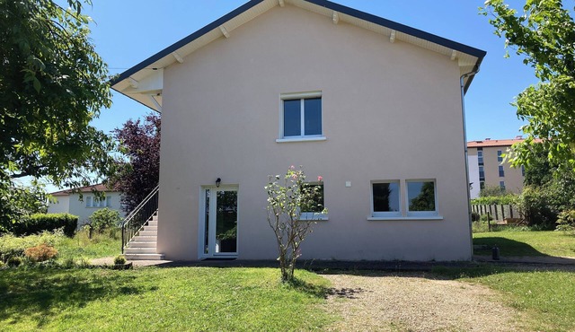 House Villefranche-sur-Saône sleeps 10 half city, half country
