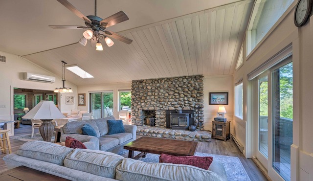 House w/Balcony ~ 5 Mi to Cranmore Resort!