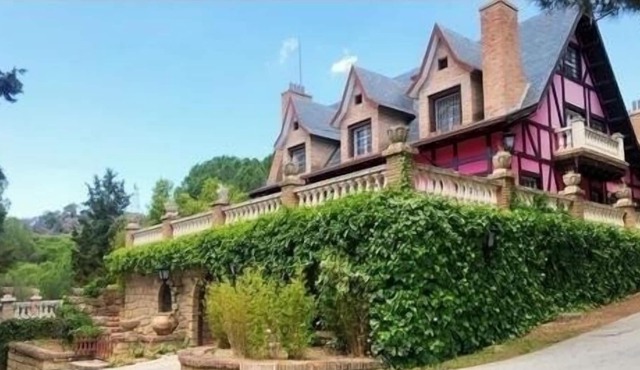 House with swimming pool, paddle and 25 hectares for 11 persons
