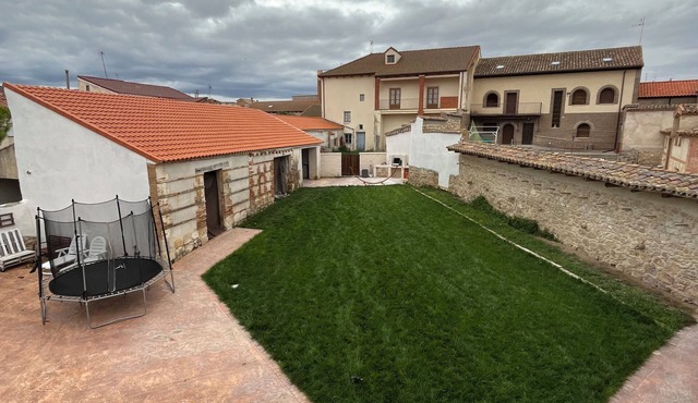 House with large garden, swimming pool, barbecue and 5 bedrooms.
