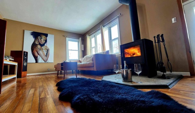 House W/Gym, Sauna, Espresso Machine, EV charger