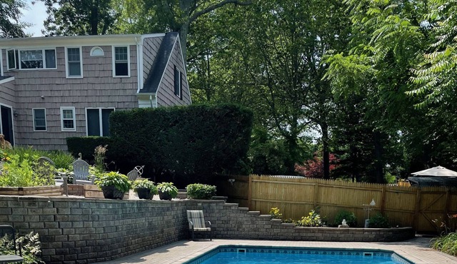 HOUSE W/POOL 1.5 miles from beach! Save 15% FOR A MONTH!