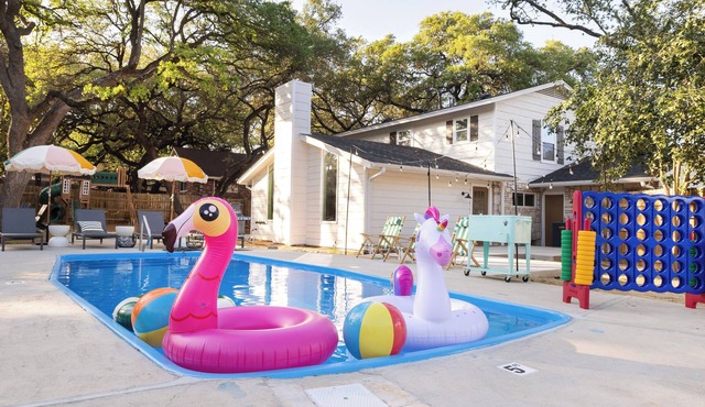 House w/Pool, Game Room, Fire Pit, Playground, WiFi, AC, & 5 mins to SAT