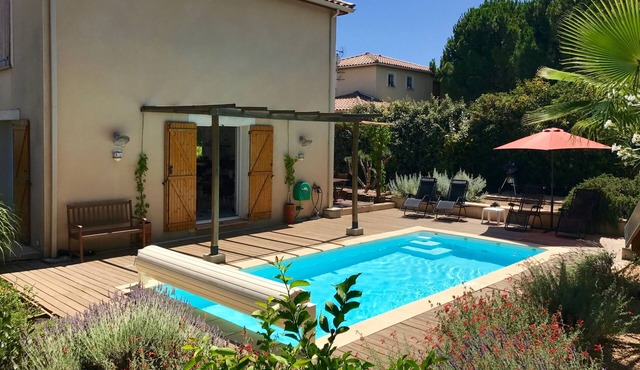House w/pool in wine-growers village, wifi, AC, child-friendly, 10 km Pezenas