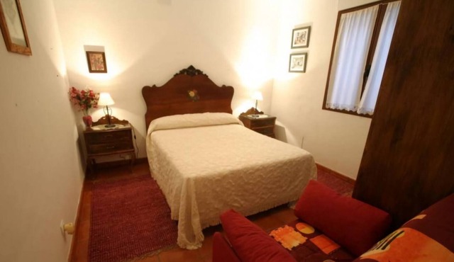 House with 4 double rooms with bathroom each. In the surroundings of Cabañeros.