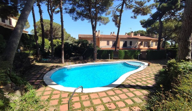 House with swimming pool, garden and parking, 8-10 minutes walking to the beach