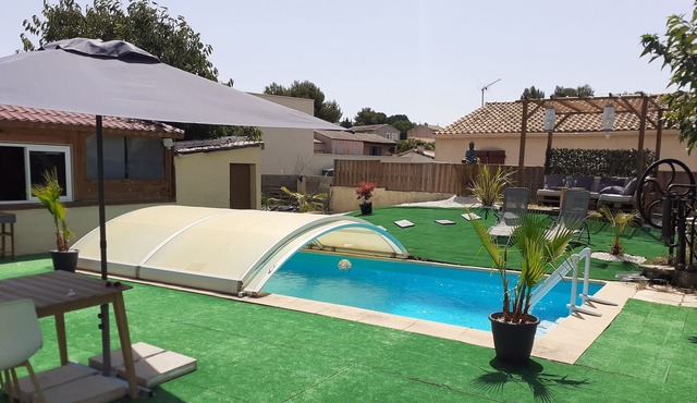 House with swimming pool and jacuzzi