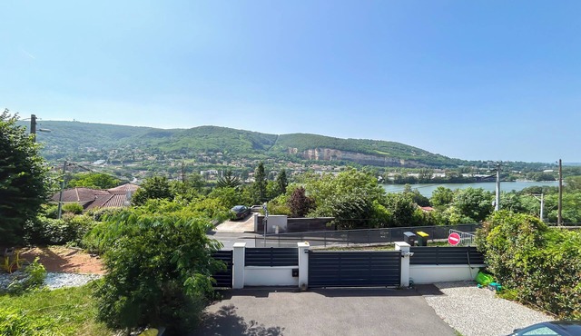 House with pool near Lyon/Rochetaillée (Saône view)