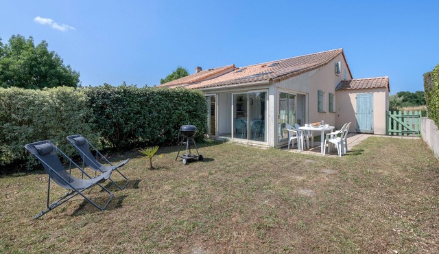 House with a pool at 200m from the beach
