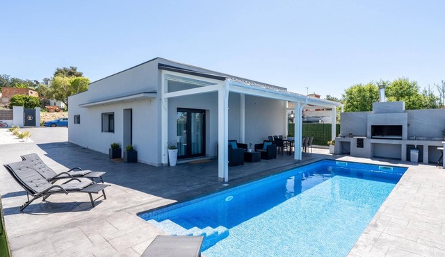 House with pool and barbecue 5min beach