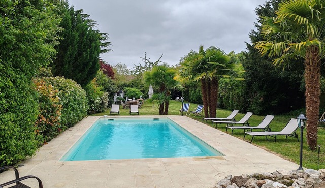 House with heated pool 45 minutes from Paris