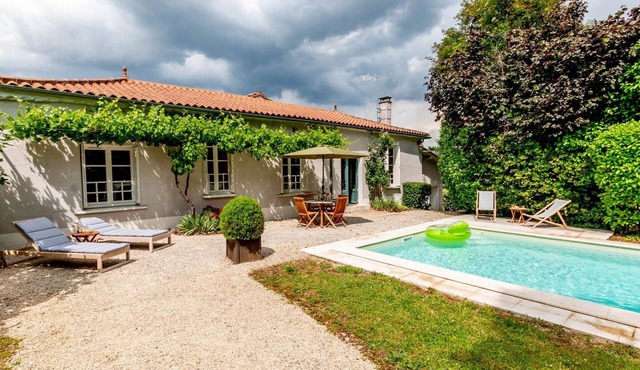 House with shared pool near Périgueux