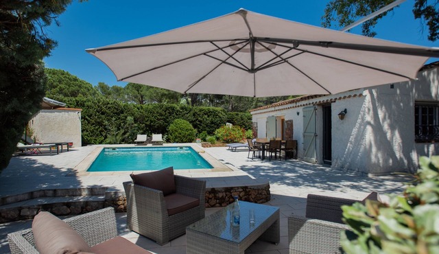 House with a private pool 15 km from the sea