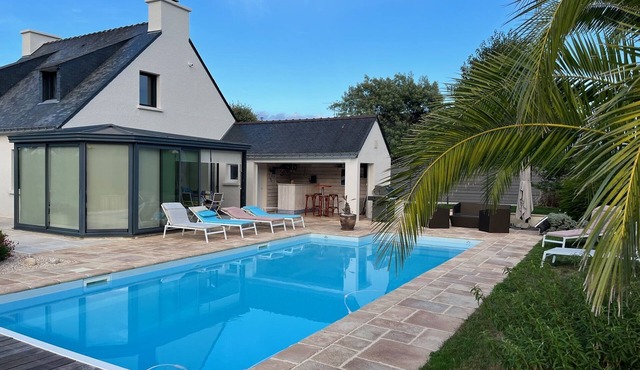 House with swimming pool, sauna, nearby shops and beaches, internet available