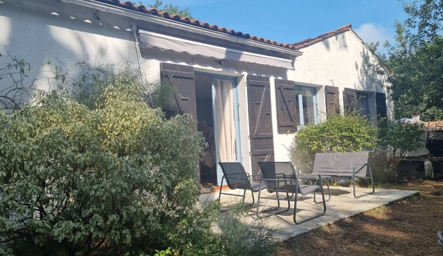 House with large garden in an oyster farming site close to the beach and the golf course.