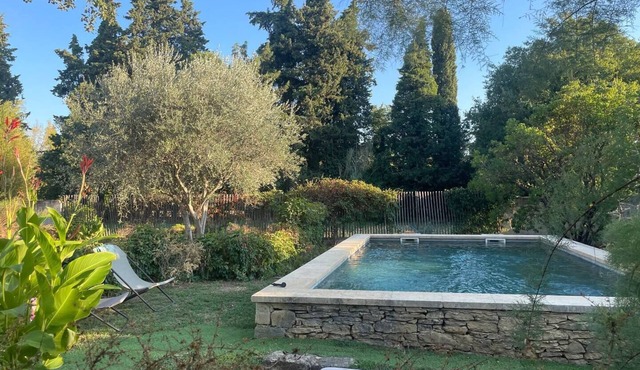 House with shady garden and pool 5mns from UZES