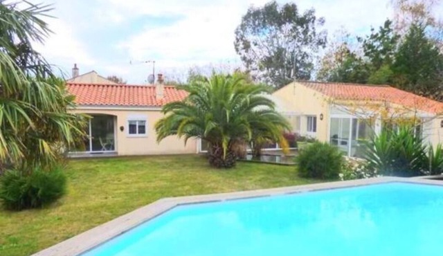 House with wooden swimming pool, sleeps 8, between town center and sea, enclosed garden