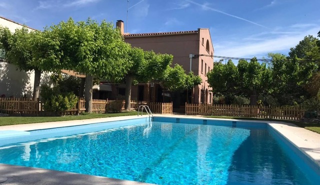 House with 1000 m2 garden, swimming pool and private barbecue,