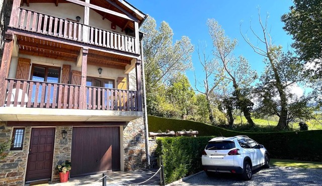 House with 2 terraces, garden and collective swimming pool with open views of the mountains