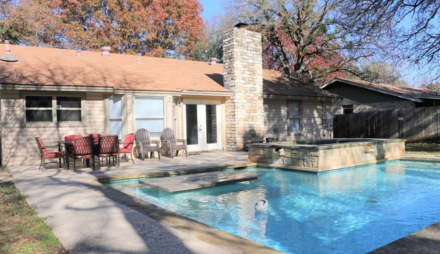 House with 3 bed room, 3 TVs and 2 full bath. Access to pool is complimentary.