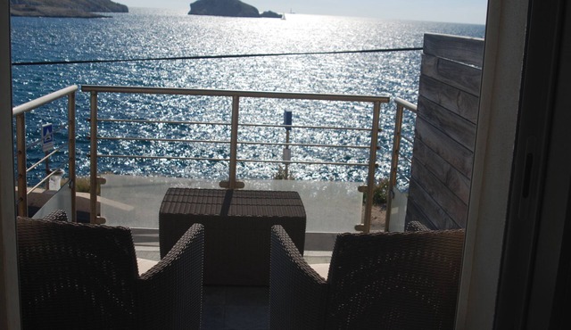 House with 3 bedrooms, 2 bathrooms, amazing sea view, feet in water