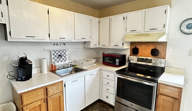 House with 3 beds 2 bedrooms and backyard