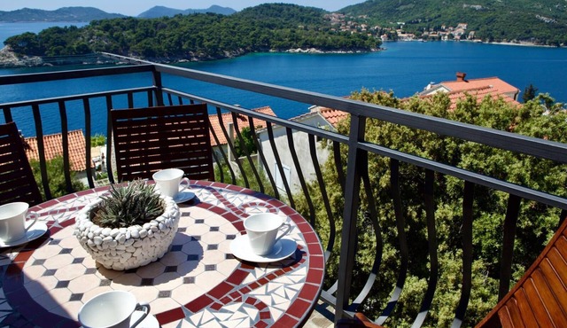 House with 4 apartments for 12 persons at the beach with perfect view