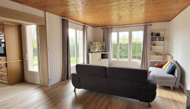 House with 4100 m2 grounds 2 km from the Piquet au Tablier chaos site.