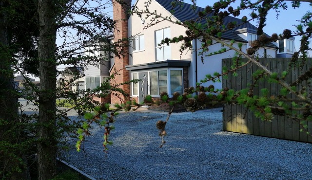 House with 5 Double bedrooms including large family room,4 Bathrooms, Gym &patio