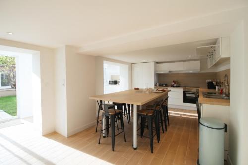 House with 9 Private Suites near Le Mans Circuit