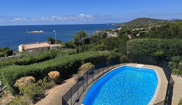 House with a beautiful view, facing the sea, confidential beach 30 metres away