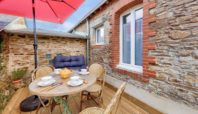 House with a courtyard for 2 in the village of Sarzeau