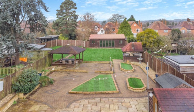 House with a games room, a large garden & Hot Tub