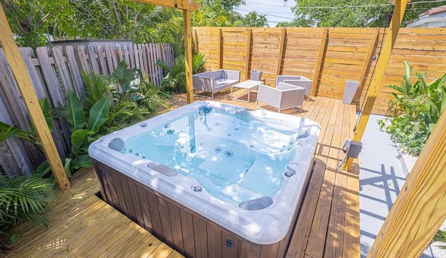 HOUSE WITH A HOT TUB ! ONLY 10 MINS TO THE BEACH