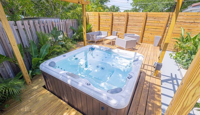 HOUSE WITH A HOT TUB ! ONLY 10 MINS TO THE BEACH