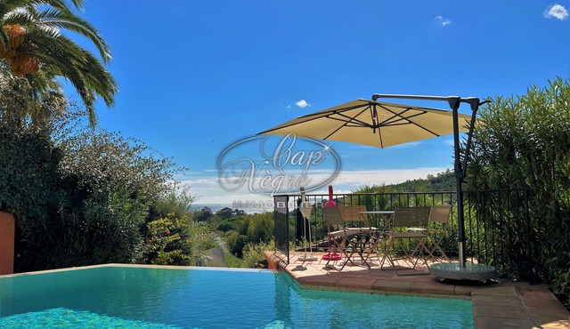 House with a pool and sea view in a quiet area in Cavalière