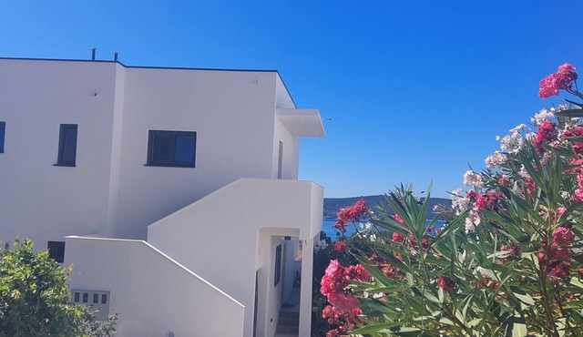 House with a unique view of the sea, islands in a quite position, EV-ready