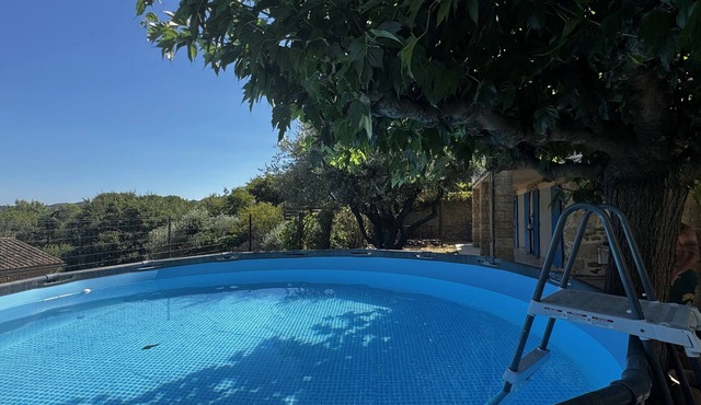 House with a view of Mont Ventoux, Sauveterre