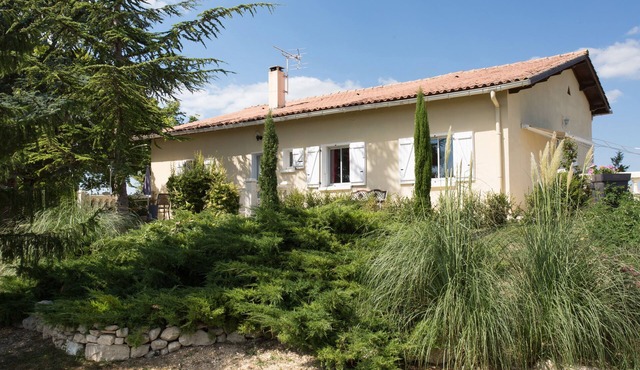 House with all mod cons, covered and shared pool - quiet and green setting