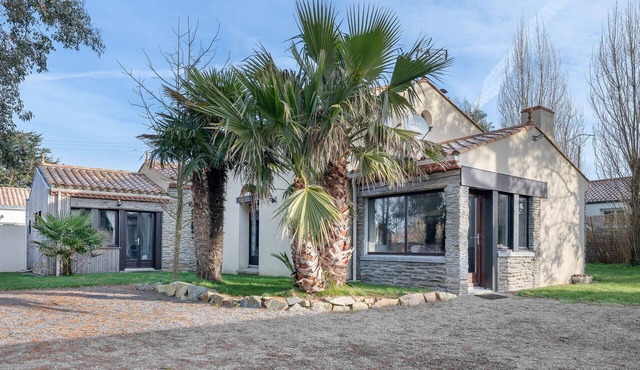 House with an extension for 11 at 800m from the sea