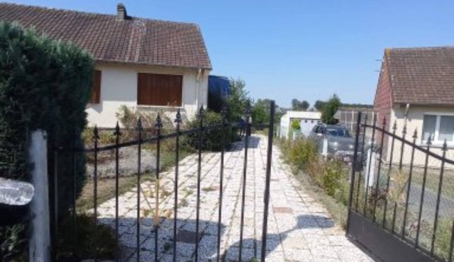 House with beautiful garden very close to nature and the city
