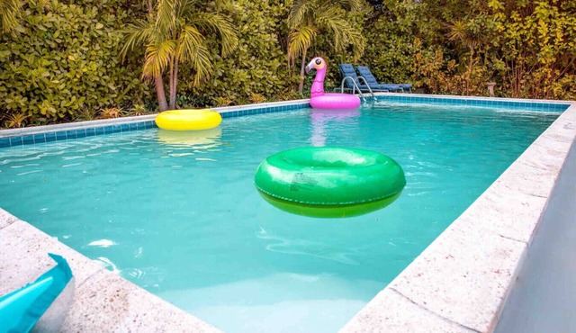 HOUSE WITH BIG POOL & BBQ! 10 MIN TO THE BEACH!