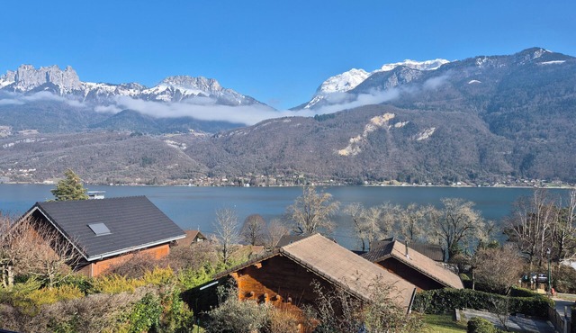 House with breathtaking view of Annecy lake and mountains