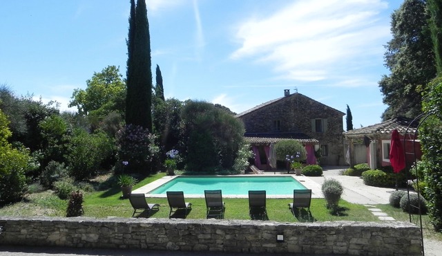 House with character in the middle of the vineyards with heated pool