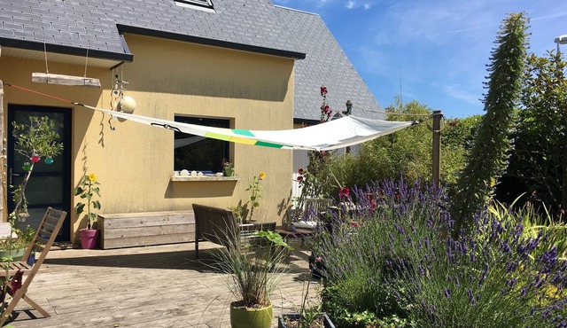 House with colorful touches, family-run, near the sea