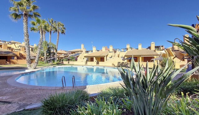 House with communal pool and fast wifi