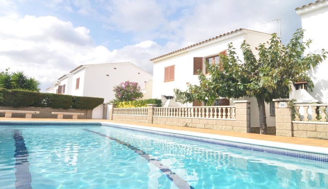House with community pool and tennis to 500 meters from the beach