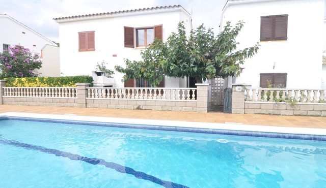 HOUSE WITH COMMUNITY POOL AND TENNIS TO 500 METERS FROM THE BEACH