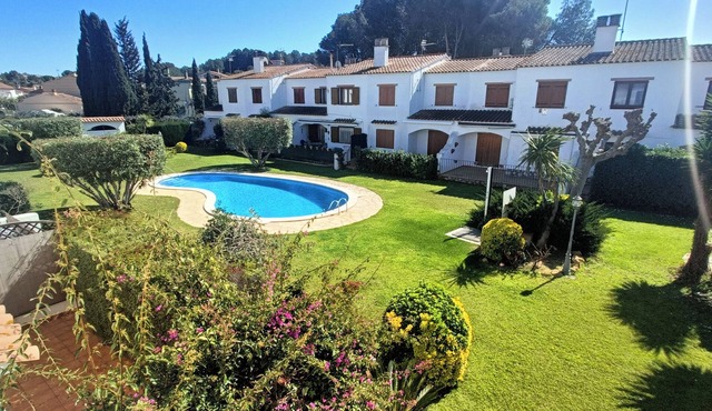House with community pool 1 km from Empuries beaches